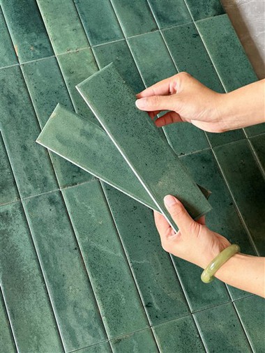 بلاط الجدران مع تقليد أنماط مطلقة من الناحية العمودية